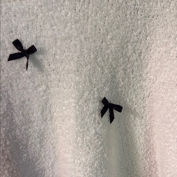 Cozy White Sweater with Black Accents - Picture 3 of 6